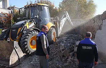 Tuşba'da halk sağlığını tehdit eden ahırların yıkımına devam ediyor