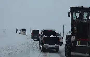 Tuşba'da kar nedeniyle mahsur kalan araçlar kurtarıldı