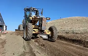 Tuşba'da kırsal mahallelerde yol çalışmaları sürüyor