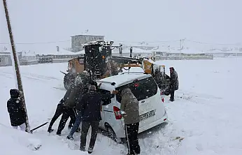 Tuşba'da mahsur kalan araçlar kurtarıldı