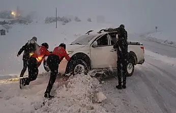 Umut Kervanı yolda kalan sürücülerin yardımına koştu