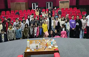 Üniversiteliler öğrencilere umut aşılıyor