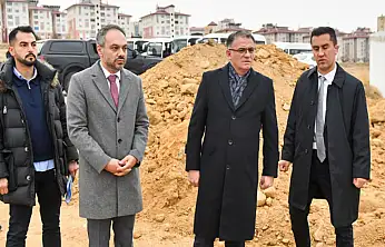 Vali Balcı, yapımı süren 12 derslikli anaokulunda incelemelerde bulundu