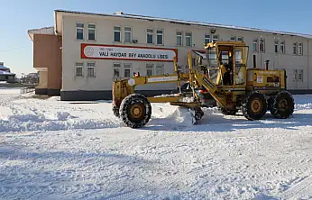 Vali Haydar Bey Lisesi çevresinde kar temizliği yapıldı