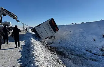 Van'a gelen yolcu otobüsü devrildi: 6 yaralı