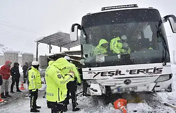 Van'a gelen yolcu otobüsü kaza yaptı