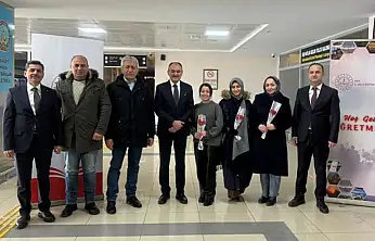 Van'a yeni atanan öğretmenler güllerle karşılandı