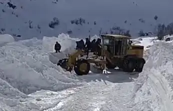 Van Bahçesaray'da mezra yoluna çığ düştü