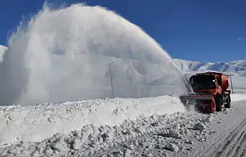 Van-Bahçesaray yolu kar altında kaldı