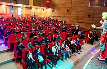 Van Büyükşehir Belediyesi çocukları tiyatro ile buluşturuyor