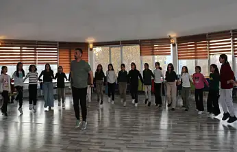 Van Büyükşehir Belediyesi halk oyunları kültürünü yaşatıyor