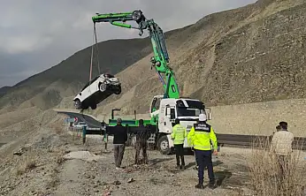 Van'da 3 gence mezar olan otomobil, sudan çıkarıldı