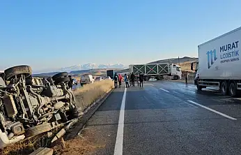 Van'da 6 araç birbirine girdi