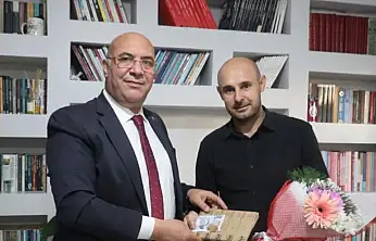 Van'da bıçaklı saldırıda yaralanan öğretmene moral ziyareti