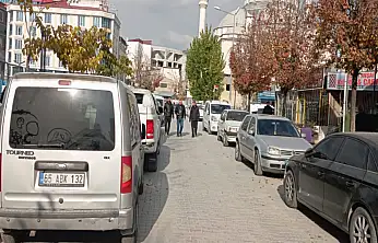 Van'da cadde kenarlarına park eden araç sürücüleri tepki çekiyor