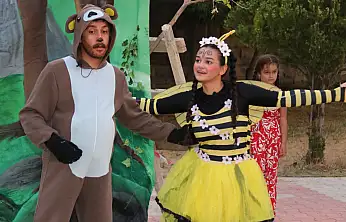 Van'da çocuklar tiyatro ile gülüp eğlendi