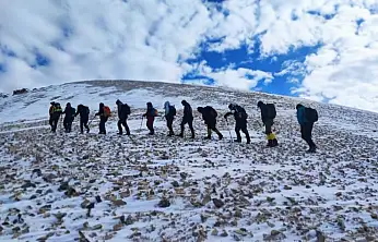 Van'da doğaseverler 3 bin 395 rakımlı Vivara Dağı'nda zirve yaptı