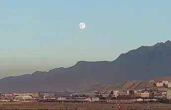 Van'da eş zamanlı güzellik: Ay doğarken güneş battı