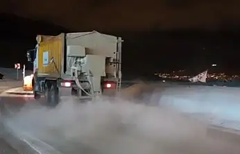 Van'da gece boyu kar mesaisi: Ana arterler tuzlandı