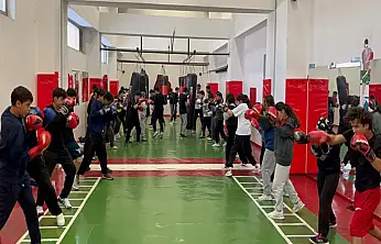 Van'da genç boksörler ringlere hazırlanıyor