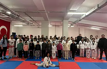 Van'da genç tekvandocular üst kuşağa yükseldi