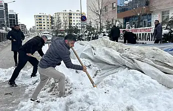 Van'da işten çıkarılan işçilerin eylem çadırı kar yağışı nedeniyle çöktü
