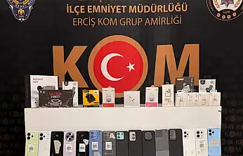 Van'da kaçak telefon ve ruhsatsız silah operasyonu