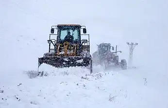 Van'da kapanan yolları ulaşıma açma çalışmaları sürüyor