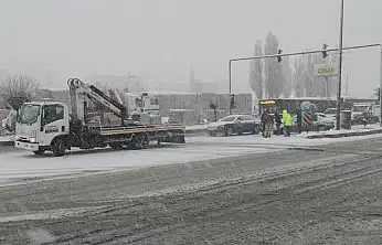 Van'da kar yağışı trafiği olumsuz etkiledi