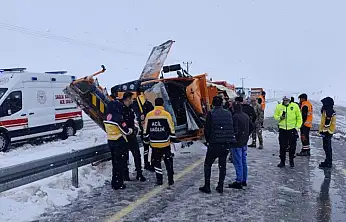 Van'da Karayollarına ait iş makinesi kaza yaptı: 1 ölü, 1 ağır yaralı