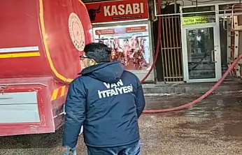 Van'da korkutan yangın: 5 iş yeri zarar gördü