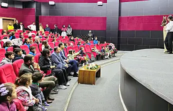 Van'da öğrenciler için renkli kukla gösterisi