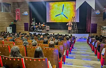 Van'da öğrencilere 'Bir Tayyareci Vecihi Hürkuş' oyunu