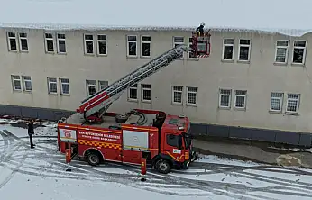 Van'da okullar eğitime hazırlanıyor: Buz sarkıtları temizleniyor