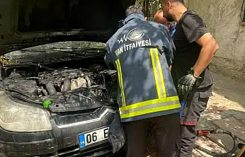 Van'da park halindeki otomobil yandı