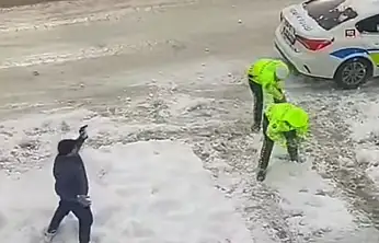Van'da polis ve çocukların yürekleri ısıtan görüntüsü