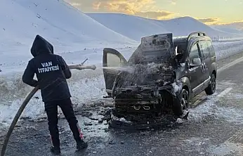 Van'da seyir halindeki kamyonet yandı