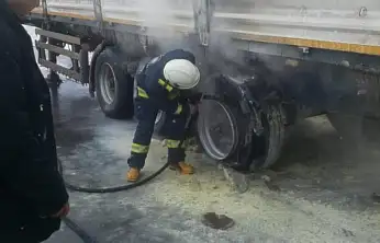 Van'da seyir halindeki tırın lastikleri yandı