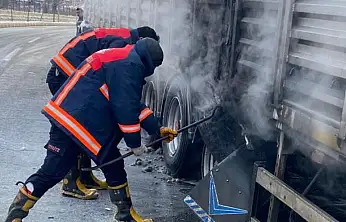 Van'da seyir halindeki tırın lastikleri yandı