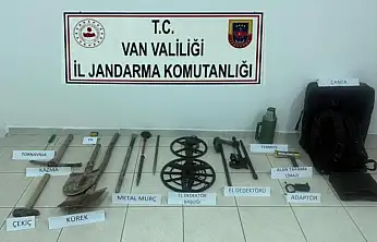 Van'da tarihi kale yakınında kazı yapan 2 kişi yakalandı