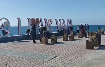 Van'da vatandaşlar sahile akın etti