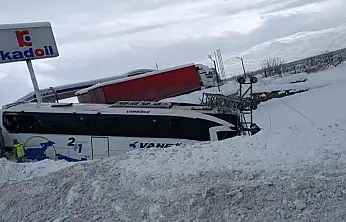 Van'da yolcu otobüsü direğe çarparak durabildi