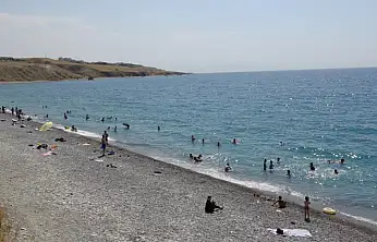 Van Gölü mavi bayraklı plajıyla tatilcilerin akınına uğradı