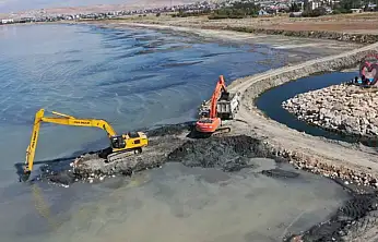 Van Gölü'nde dip çamuru temizliği sürüyor