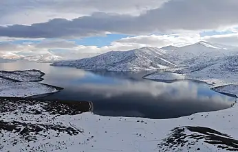 Van Gölü'nün masmavi suları karla buluştu