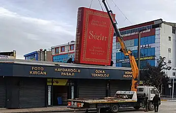 Van'ın simgesi Sözler maketi yeniden yerine asıldı