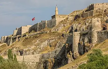 Van Kalesi: Binlerce yıllık gözcünün sessiz tanıklığı