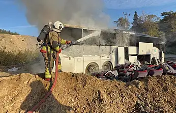 Van yolcu otobüsü alevlere teslim oldu
