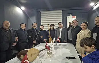 Vanlı âşık ve ozanlar çiğ köfteli etkinlikte bir araya geldi