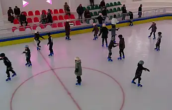 Vanlı çocuklardan buz pateni pistine yoğun ilgi